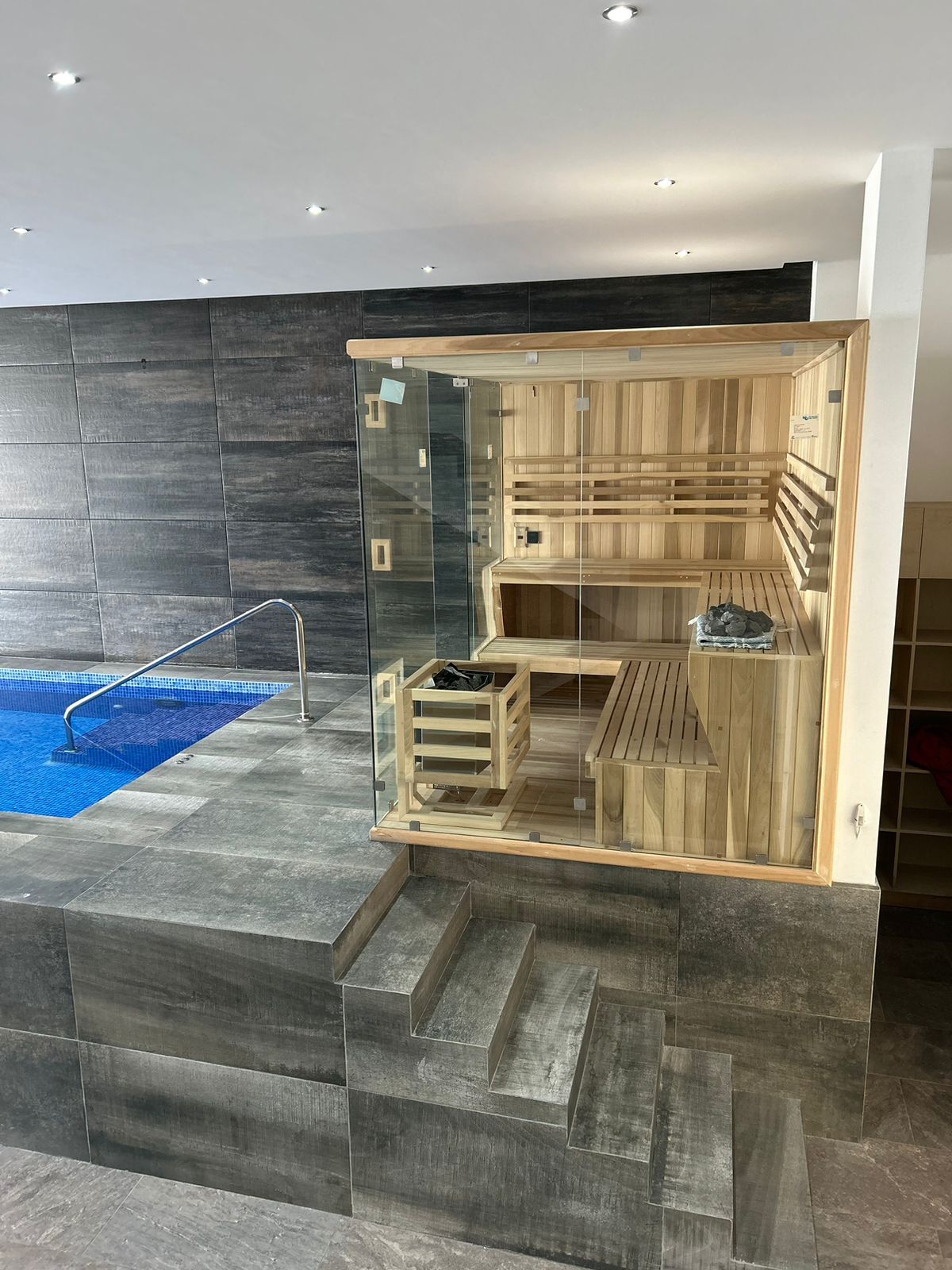 Sauna con Frente de Cristal: Transparencia que Eleva tu Espacio de Bienestar